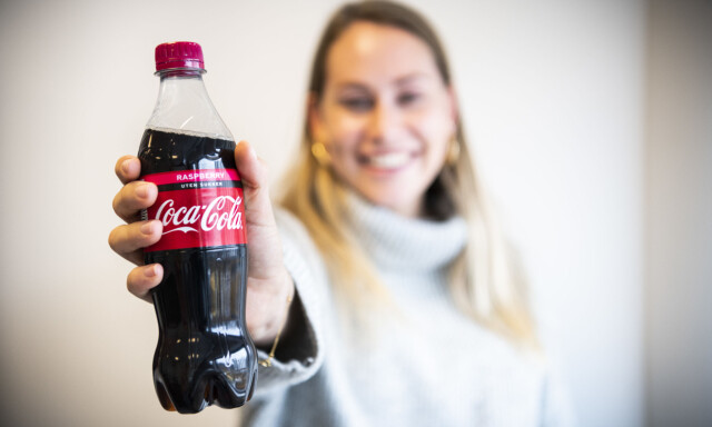 image: Den nye Coca-Cola-smaken: - Som om du blander julebrus og cola, fifty-fifty